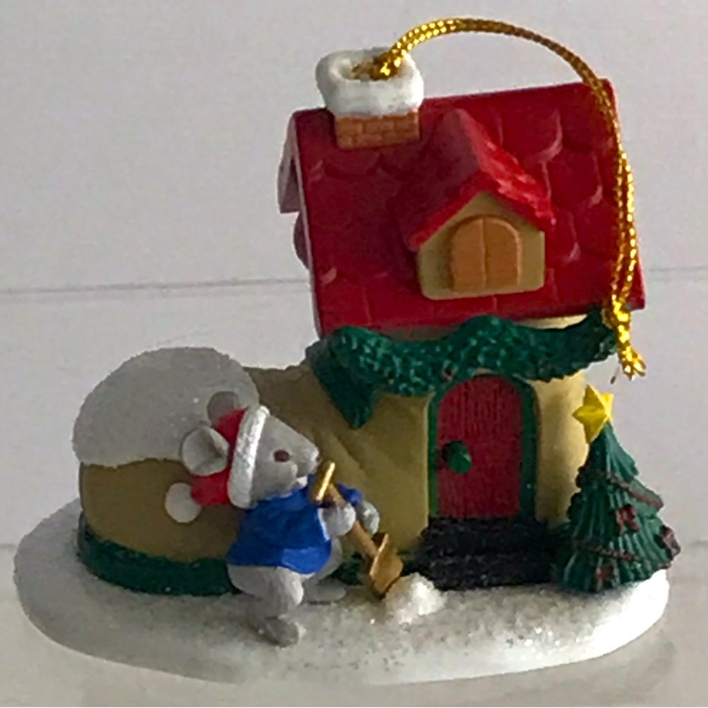 Christmas Ornament Mouse Shoveling Glitter Snow from his Shoe Home - VTG 1997